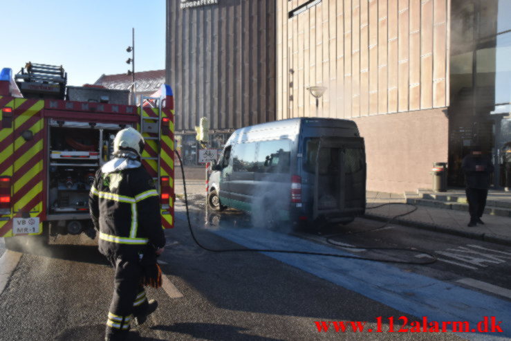 Ild i minibus. Dæmningen i Vejle. 16/12-2022. KL. 12:20.