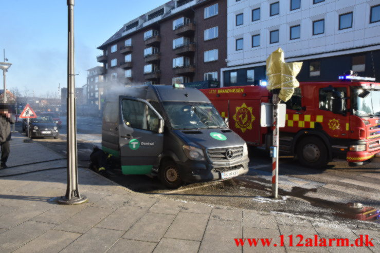 Ild i minibus. Dæmningen i Vejle. 16/12-2022. KL. 12:20.
