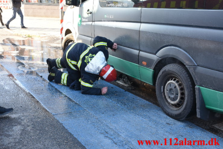 Ild i minibus. Dæmningen i Vejle. 16/12-2022. KL. 12:20.