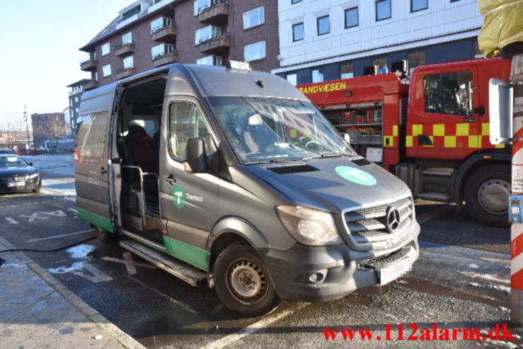 Ild i minibus. Dæmningen i Vejle. 16/12-2022. KL. 12:20.