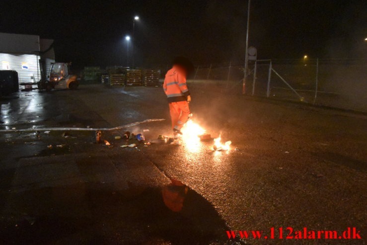 Ild i en press container. Vejle Genbrugsplads. 20/12-2022. Kl. 17:58.