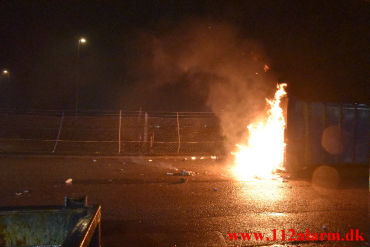 Ild i en press container. Vejle Genbrugsplads. 20/12-2022. Kl. 17:58.