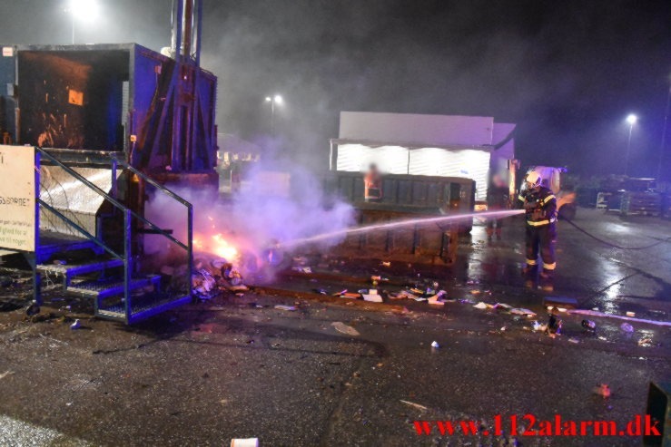 Ild i en press container. Vejle Genbrugsplads. 20/12-2022. Kl. 17:58.