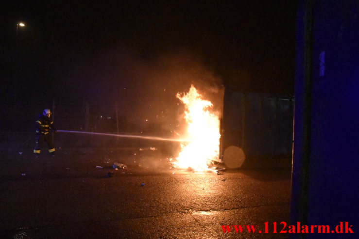 Ild i en press container. Vejle Genbrugsplads. 20/12-2022. Kl. 17:58.