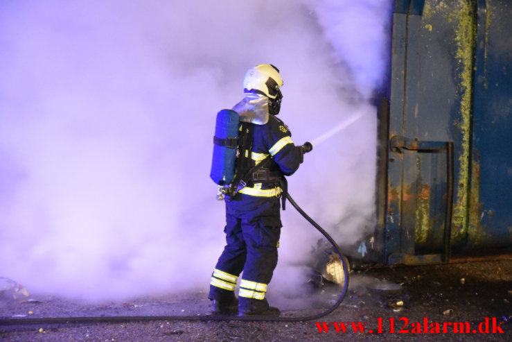 Ild i en press container. Vejle Genbrugsplads. 20/12-2022. Kl. 17:58.