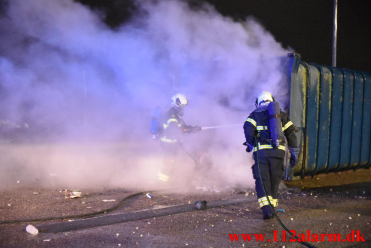 Ild i en press container. Vejle Genbrugsplads. 20/12-2022. Kl. 17:58.