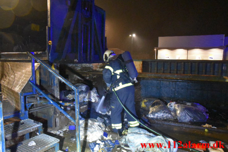 Ild i en press container. Vejle Genbrugsplads. 20/12-2022. Kl. 17:58.