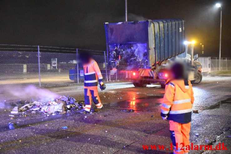 Ild i en press container. Vejle Genbrugsplads. 20/12-2022. Kl. 17:58.