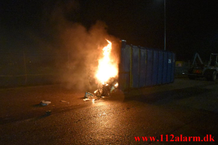 Ild i en press container. Vejle Genbrugsplads. 20/12-2022. Kl. 17:58.