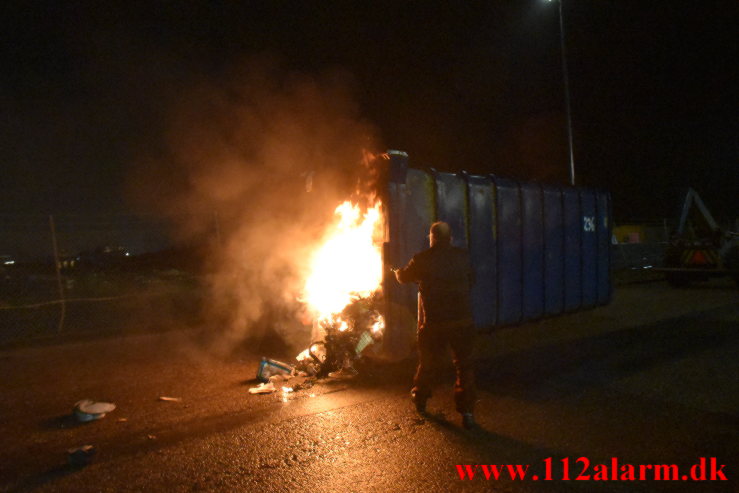 Ild i en press container. Vejle Genbrugsplads. 20/12-2022. Kl. 17:58.