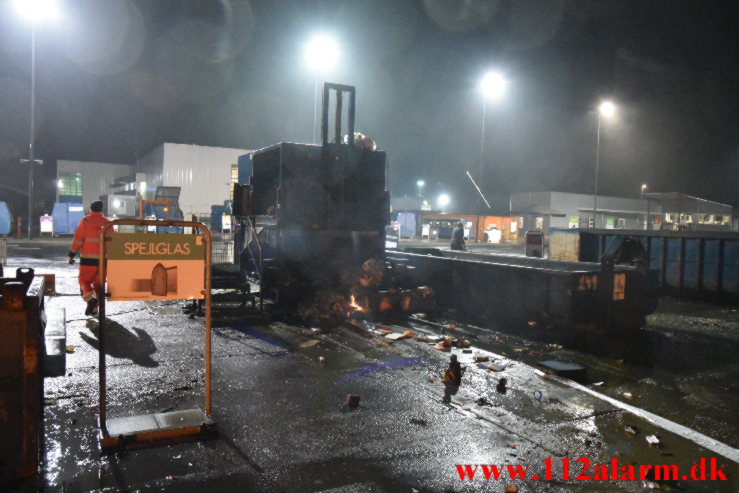 Ild i en press container. Vejle Genbrugsplads. 20/12-2022. Kl. 17:58.