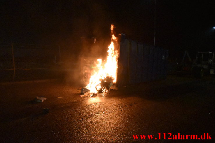 Ild i en press container. Vejle Genbrugsplads. 20/12-2022. Kl. 17:58.