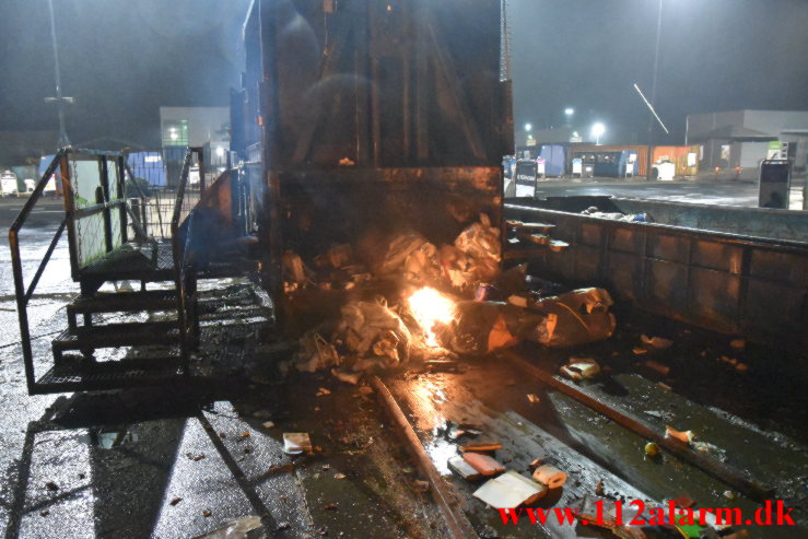 Ild i en press container. Vejle Genbrugsplads. 20/12-2022. Kl. 17:58.