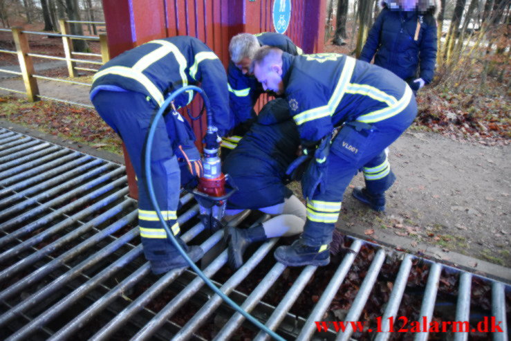 Endnu en person sad fast i dyrehavens færist. Bybækvej i Vejle. 26/12-2022. KL. 16:01.