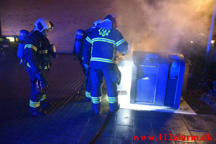 Ild i underjordisk container. Grønnedalen 14 i Vejle. 28/12-2022. KL. 19:19.