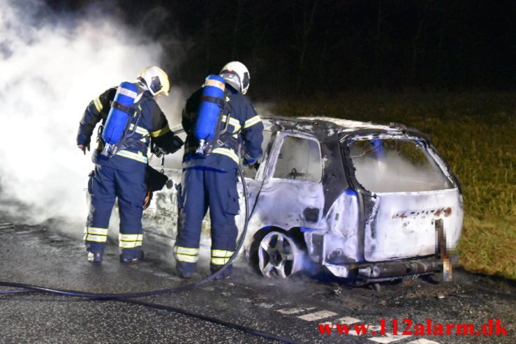 Totalt udbrændt bil. Koldingvej ved Højen. 29/12-2022. KL. 02:52.