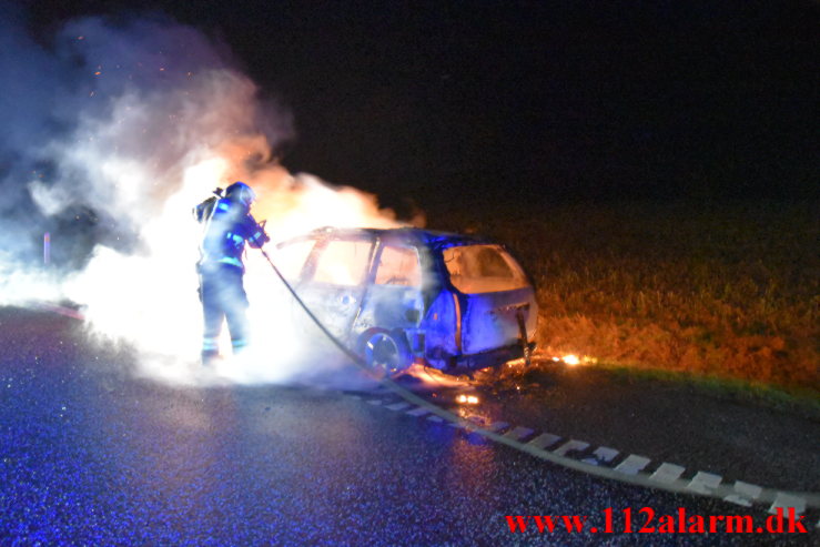 Totalt udbrændt bil. Koldingvej ved Højen. 29/12-2022. KL. 02:52.