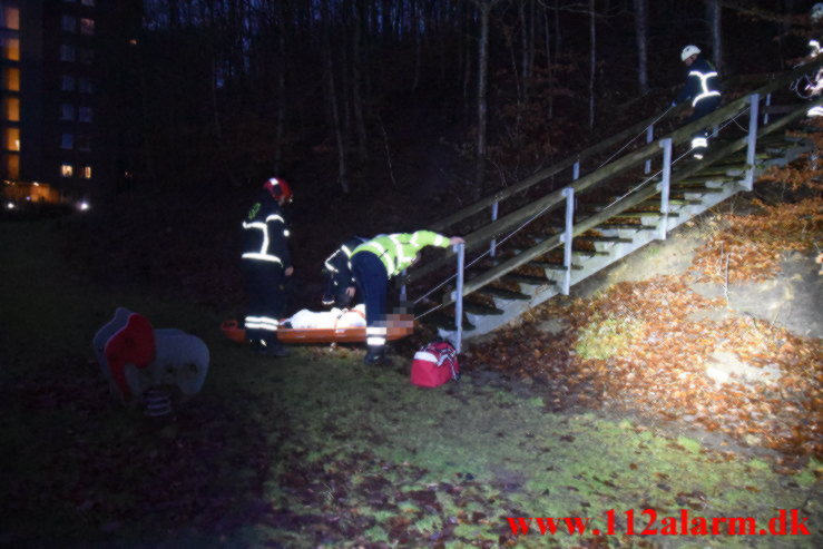 Mand måtte hjælpes ned af trapper. Sofievej i Vejle. 05/01-2023. KL. 07:46.