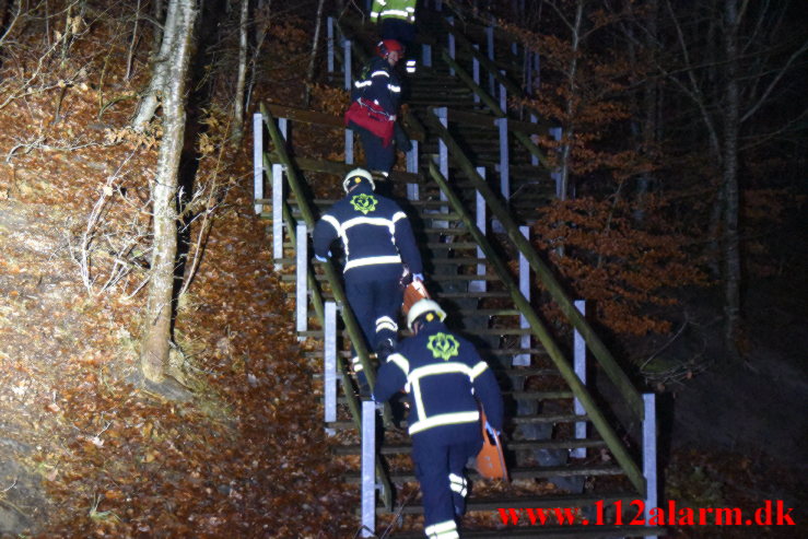 Mand måtte hjælpes ned af trapper. Sofievej i Vejle. 05/01-2023. KL. 07:46.