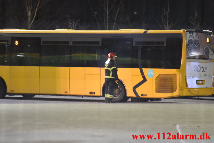 Varme bremser på en bybus. Sjællandsgade i Vejle. 11/01-2023. KL. 20:43.