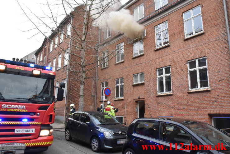 Røgdykkerne hjalp ældre mand ud. Nyboesgade 82 i Vejle. 23/01-2023. KL. 10:18.