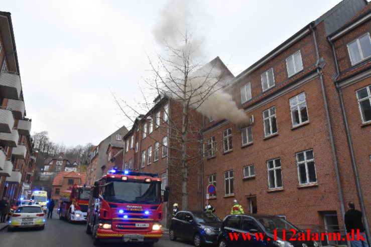 Røgdykkerne hjalp ældre mand ud. Nyboesgade 82 i Vejle. 23/01-2023. KL. 10:18.