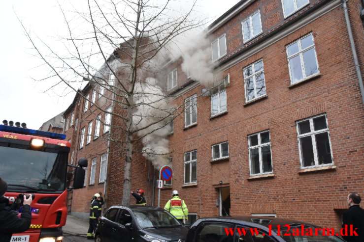 Røgdykkerne hjalp ældre mand ud. Nyboesgade 82 i Vejle. 23/01-2023. KL. 10:18.