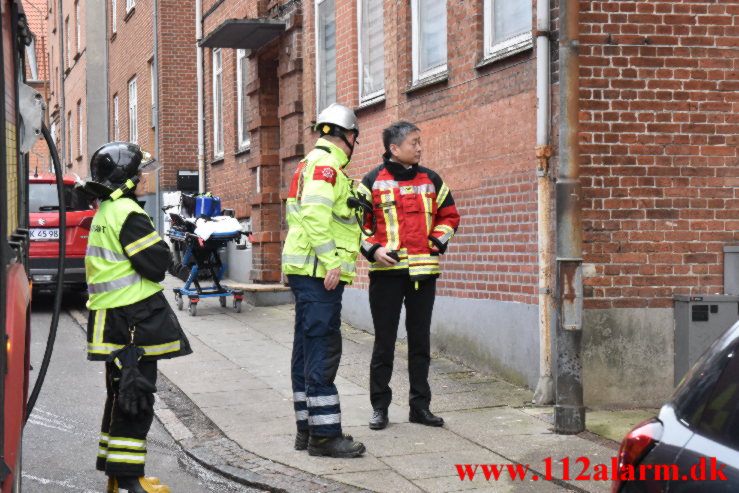 Røgdykkerne hjalp ældre mand ud. Nyboesgade 82 i Vejle. 23/01-2023. KL. 10:18.