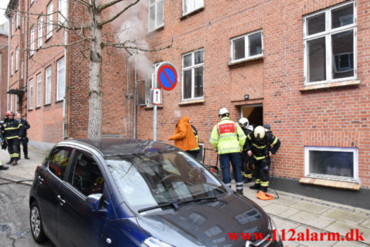 Røgdykkerne hjalp ældre mand ud. Nyboesgade 82 i Vejle. 23/01-2023. KL. 10:18.