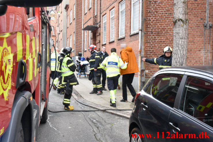 Røgdykkerne hjalp ældre mand ud. Nyboesgade 82 i Vejle. 23/01-2023. KL. 10:18.