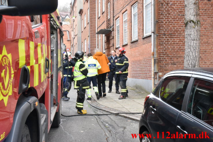 Røgdykkerne hjalp ældre mand ud. Nyboesgade 82 i Vejle. 23/01-2023. KL. 10:18.