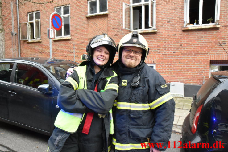 Røgdykkerne hjalp ældre mand ud. Nyboesgade 82 i Vejle. 23/01-2023. KL. 10:18.