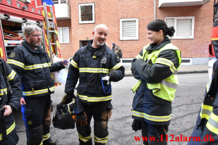 Røgdykkerne hjalp ældre mand ud. Nyboesgade 82 i Vejle. 23/01-2023. KL. 10:18.