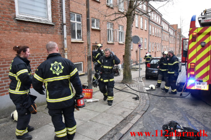 Røgdykkerne hjalp ældre mand ud. Nyboesgade 82 i Vejle. 23/01-2023. KL. 10:18.