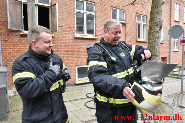 Røgdykkerne hjalp ældre mand ud. Nyboesgade 82 i Vejle. 23/01-2023. KL. 10:18.