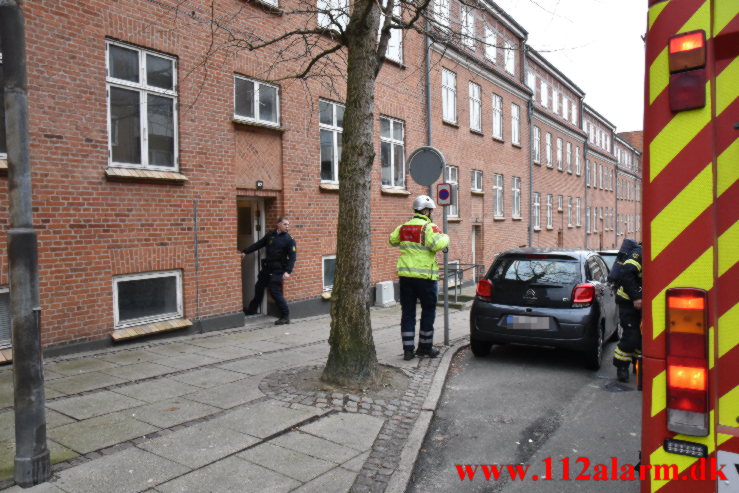 Røgdykkerne hjalp ældre mand ud. Nyboesgade 82 i Vejle. 23/01-2023. KL. 10:18.