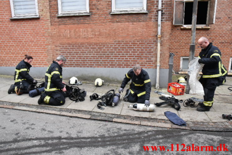 Røgdykkerne hjalp ældre mand ud. Nyboesgade 82 i Vejle. 23/01-2023. KL. 10:18.