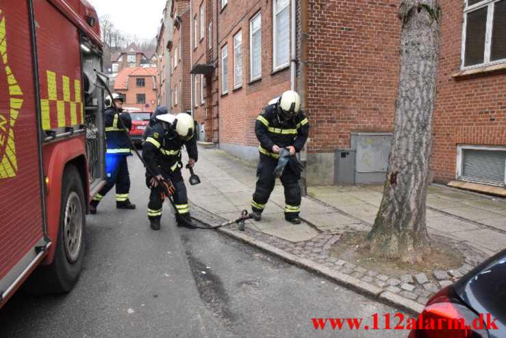 Røgdykkerne hjalp ældre mand ud. Nyboesgade 82 i Vejle. 23/01-2023. KL. 10:18.