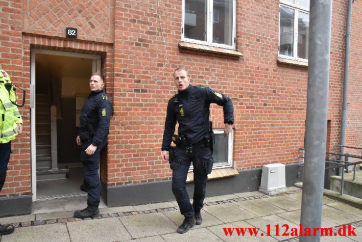 Røgdykkerne hjalp ældre mand ud. Nyboesgade 82 i Vejle. 23/01-2023. KL. 10:18.