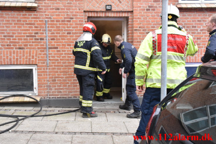 Røgdykkerne hjalp ældre mand ud. Nyboesgade 82 i Vejle. 23/01-2023. KL. 10:18.