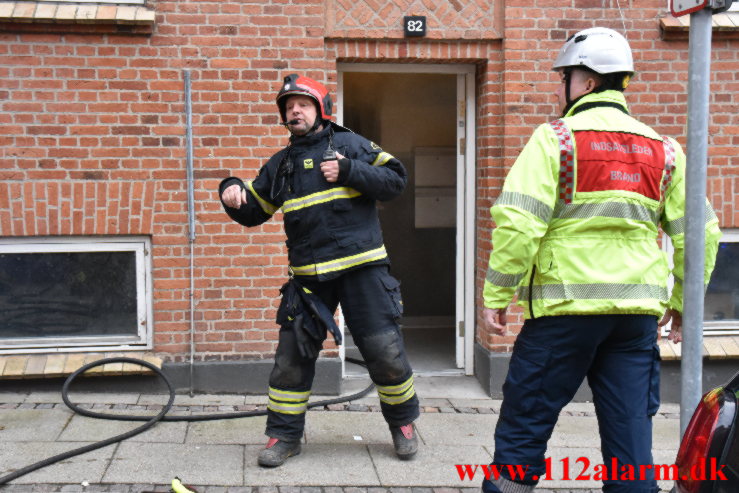 Røgdykkerne hjalp ældre mand ud. Nyboesgade 82 i Vejle. 23/01-2023. KL. 10:18.