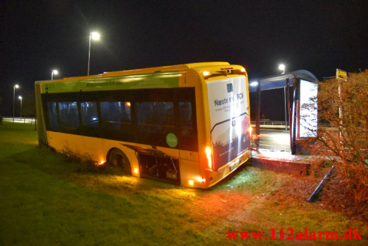 Bybus røg gennem autoværn. Koldingvej i Vejle. 31/01-2023. KL. 18:45.