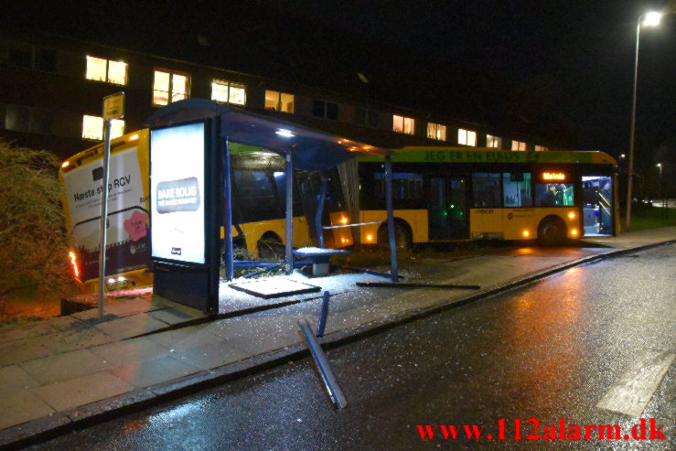 Bybus røg gennem autoværn. Koldingvej i Vejle. 31/01-2023. KL. 18:45.
