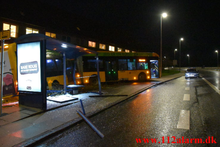 Bybus røg gennem autoværn. Koldingvej i Vejle. 31/01-2023. KL. 18:45.