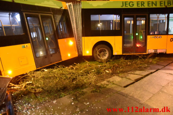 Bybus røg gennem autoværn. Koldingvej i Vejle. 31/01-2023. KL. 18:45.