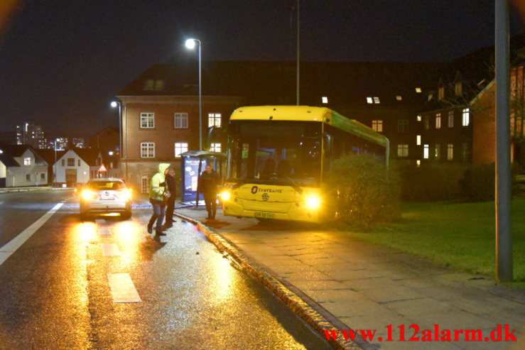 Bybus røg gennem autoværn. Koldingvej i Vejle. 31/01-2023. KL. 18:45.