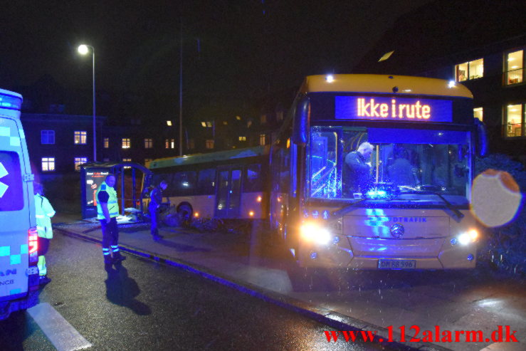 Bybus røg gennem autoværn. Koldingvej i Vejle. 31/01-2023. KL. 18:45.