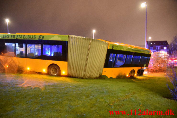 Bybus røg gennem autoværn. Koldingvej i Vejle. 31/01-2023. KL. 18:45.