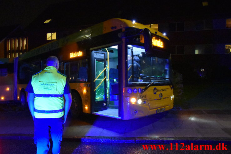 Bybus røg gennem autoværn. Koldingvej i Vejle. 31/01-2023. KL. 18:45.