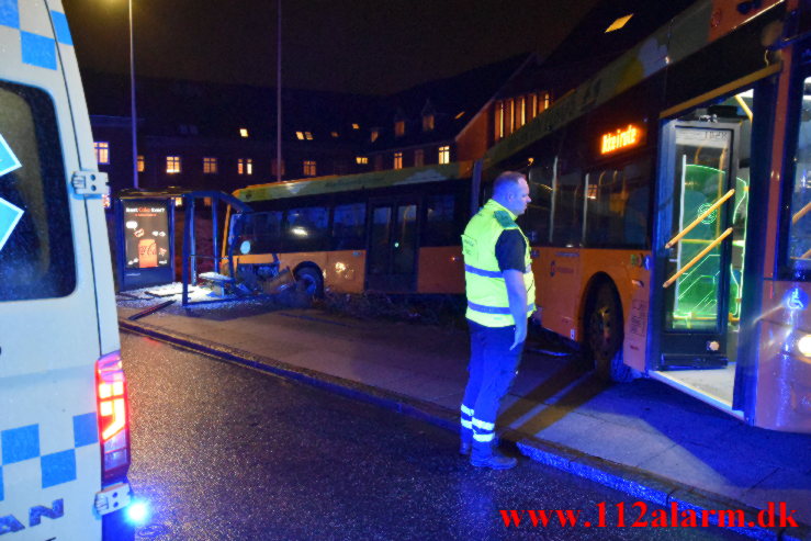 Bybus røg gennem autoværn. Koldingvej i Vejle. 31/01-2023. KL. 18:45.